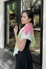 KHĂN LỤA TƠ TẰM VẼ TAY VUÔNG – VẼ HOA SEN HỒNG NỀN TRẮNG - QUÀ TẶNG VĂN HÓA VIỆT