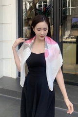 KHĂN LỤA TƠ TẰM VẼ TAY VUÔNG – VẼ HOA HỒNG HỒNG - QUÀ TẶNG VĂN HÓA VIỆT