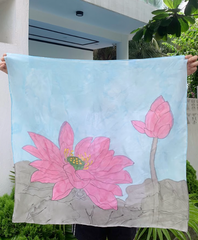 KHĂN LỤA TƠ TẰM VẼ TAY VUÔNG – VẼ HOA SEN HỒNG NỀN XANH - QUÀ TẶNG VĂN HÓA VIỆT