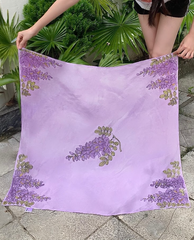 KHĂN LỤA TƠ TẰM VẼ TAY VUÔNG – VẼ HOA TỬ ĐẰNG TÍM - QUÀ TẶNG VĂN HÓA VIỆT