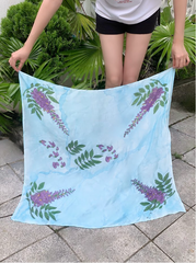 KHĂN LỤA TƠ TẰM VẼ TAY VUÔNG – VẼ HOA TỬ ĐẰNG TÍM NỀN XANH - QUÀ TẶNG VĂN HÓA VIỆT