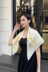 KHĂN LỤA TƠ TẰM VẼ TAY VUÔNG – VẼ HOA LEO VÀNG - QUÀ TẶNG VĂN HÓA VIỆT