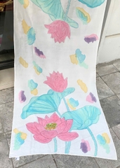 Khăn lụa tơ tằm vẽ hoa sen hồng nền nhiều màu – Khăn tơ tằm Việt Nam cao cấp