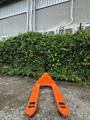 Xe nâng tay thấp 2500kg càng rộng 685x1220 bánh đen