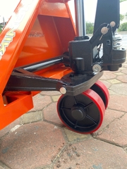 Xe nâng tay thấp 2500kg càng rộng