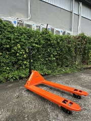 Xe nâng tay thấp 2500kg càng rộng 685x1220 bánh đen