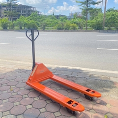 Xe nâng tay thấp 2000kg càng rộng 685x1220 bánh đen