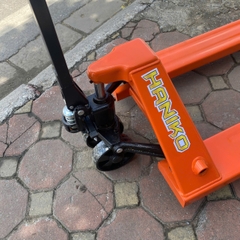 Xe nâng tay thấp 2000kg càng rộng 685x1220 bánh đen