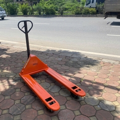 Xe nâng tay thấp 2000kg càng rộng 685x1220 bánh đen