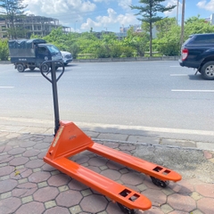 Xe nâng tay thấp 2000kg càng rộng 685x1220 bánh đen