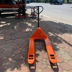 Xe nâng tay thấp 2000kg càng rộng 685x1220 bánh đen