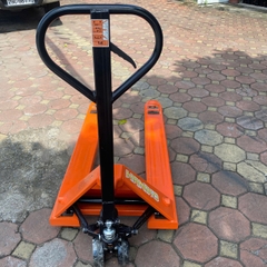 Xe nâng tay thấp 2000kg càng rộng 685x1220 bánh đen