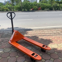 Xe nâng tay thấp 3000kg càng rộng 685x1220 bánh đen