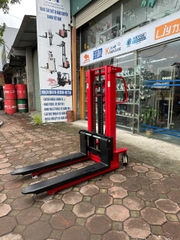 Xe nâng tay cao  2T- 2M