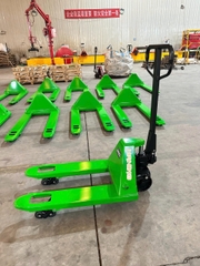 Xe nâng tay siêu ngắn 3000kg càng hẹp nhãn hiệu Haniko màu xanh bánh PU đen