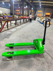 Xe nâng tay thấp 5000kg càng hẹp nhãn hiệu Haniko màu xanh bánh PU đen