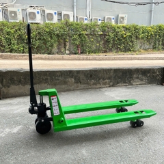 Xe nâng tay thấp 2500kg càng hẹp nhãn hiệu Haniko màu xanh bánh PU đen