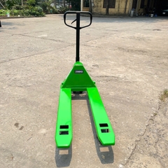 Xe nâng tay thấp 2500kg càng hẹp nhãn hiệu Haniko màu xanh bánh PU đen