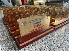 Biển Chức Danh Tam Cấp Mặt Đồng 2mm Mạ Vàng