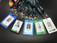 Bộ thẻ đeo nhân viên 54x86 mm (Kèm dây in UV)