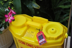 Máy phun thuốc trừ sâu, côn trùng điện Con Ong Vàng COV18-ắc qui Vàng