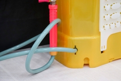Máy phun thuốc trừ sâu, côn trùng điện Con Ong Vàng COV-20-ắc quy 12V8Ah