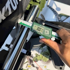 Máy cắt ti trượt Dekton DK-CN256XPRO 1800W đường kính lưỡi cắt 255mm