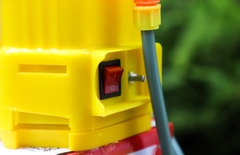 Máy phun thuốc trừ sâu, côn trùng điện KCT KCT-16D-ắc quy Vàng Bình ắc quy 12V8Ah