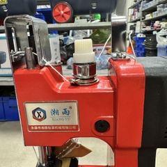 MÁY KHÂU BAO CẦM TAY CHẠY PIN XIANGYU GK9-2022 CÓ SẠC ĐI KÈM 2 PIN PHÙ HỢP CHO NGÀNH NÔNG SẢN VÀ NHỮNG NƠI VÙNG CAO CHƯA CÓ ĐIỆN PIN KHỎE TRÂU NHỎ GỌN TIỆN LỢI