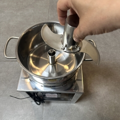 MÁY XAY KHÔ ĐA NĂNG 750W XAY GIỀNG XẢ TỎI ỚT NỒI 20CM ĐÁY BẰNG KHUNG INOX – NỒI THÁO RỜI DAO THẢ 2 CÁNH
