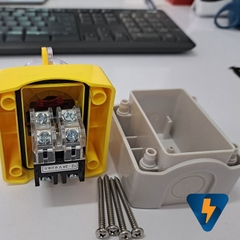 Hộp nút nhấn khẩn cấp có nắp che tích hợp đèn báo