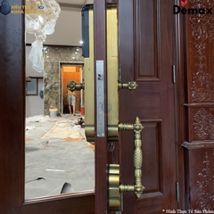 Với thiết kế chắc chắn, chất liệu cao cấp và kiểu dáng đẳng cấp, Demax EL988 phù hợp với biệt thự, villa, nhà phố sang trọng