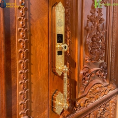 Thiết kế bản lớn với tay cầm chắc chắn, thân khóa dày – mang đến vẻ đẹp sang trọng cho cửa đại sảnh 2 cánh