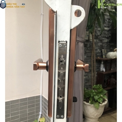 Chất liệu hợp kim nguyên khối giúp khóa bền bỉ, chống va đập và chống oxy hóa vượt trội