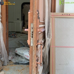 Thiết kế bản lớn, tay cầm chắc chắn, phối màu Rose Gold đẳng cấp – phù hợp với cửa đại sảnh gỗ 2 cánh