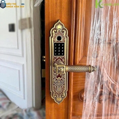 Thiết bị hỗ trợ nhiều phương thức mở khóa như vân tay, mã số, thẻ từ, chìa cơ và điều khiển từ xa bằng smartphone