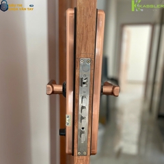 Sản phẩm tích hợp nhiều phương thức mở khóa: vân tay, mật khẩu, thẻ từ, chìa cơ và điều khiển bằng app