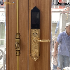 Lắp đặt khoá vân tay Demax EL986 giúp tăng tính thẩm mỹ cho cửa chính và bảo vệ ngôi nhà hiệu quả 24/7