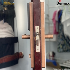 Khóa được chế tạo từ hợp kim cao cấp, có khả năng chống gỉ sét và chịu lực tốt