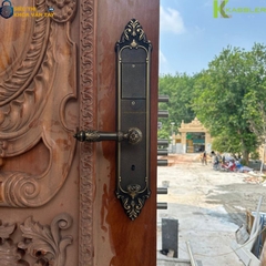 Thiết kế sang trọng, bản lớn, tay cầm chắc chắn – tạo điểm nhấn nổi bật cho cửa gỗ 2 cánh hoặc cửa đại sảnh