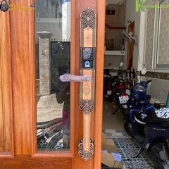 Thiết kế bản lớn, tay cầm chắc chắn, phối màu Rose Gold đẳng cấp – phù hợp với cửa đại sảnh gỗ 2 cánh