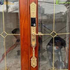 Thiết kế bản lớn, tay cầm chắc chắn – mang đến vẻ ngoài sang trọng và đẳng cấp cho cửa đại sảnh 2 cánh