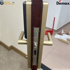 Khóa được chế tạo từ hợp kim cao cấp, có khả năng chống gỉ sét và chịu lực tốt