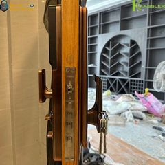 Sản phẩm hỗ trợ mở khóa bằng vân tay, mã số, thẻ từ và chìa cơ dự phòng
