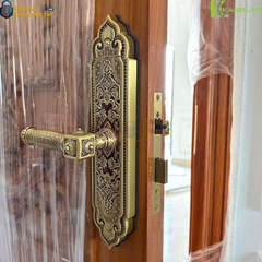 Thân khóa làm từ hợp kim kẽm nguyên khối, phủ lớp đồng tĩnh điện giúp chống oxy hóa và giữ màu bền lâu