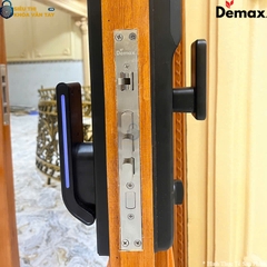 Thiết kế CNC tinh xảo, tay cầm chắc chắn và phù hợp với cửa gỗ cao cấp