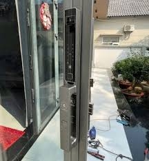 Thân khóa làm từ nhôm hàng không CNC kết hợp kính cường lực, chống nước tuyệt đối và hoạt động ổn định trong nhiệt độ từ ‑20°C đến 60°C