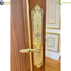 Thiết kế tay cầm bản lớn, thân khóa chắc chắn, tạo điểm nhấn sang trọng cho cửa gỗ 2 cánh hoặc cửa đại sảnh