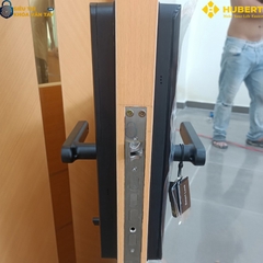 Khóa vân tay cửa gỗ Hubert CG59 ROUGH BLACK thiết kế mạnh mẽ và sang trọng