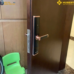 Khóa vân tay cửa gỗ Hubert CG61 giải pháp bảo vệ cửa gỗ hiệu quả